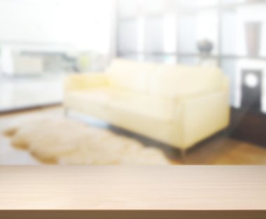 Masa üstü ve arka planın bulanık oturma odası