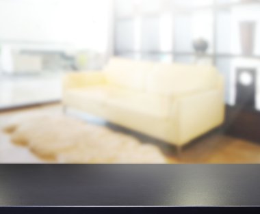 Masa üstü ve arka planın bulanık oturma odası