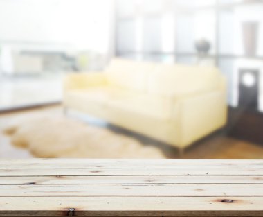 Masa üstü ve arka planın bulanık oturma odası