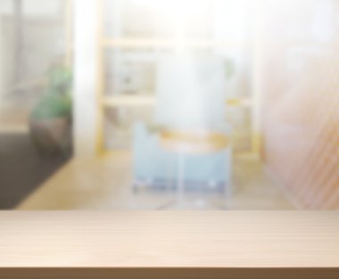 Masa üstü ve arka planın bulanık oturma odası