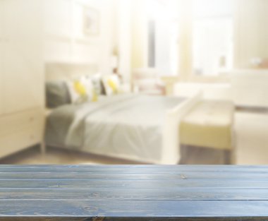 Masa üstü ve bulanıklık arka planda yatak odası