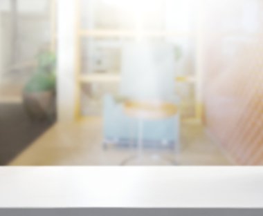 Masa üstü ve arka planın bulanık oturma odası