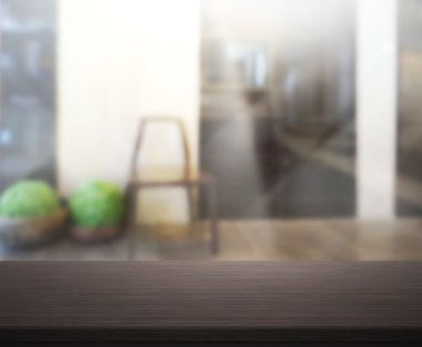 Masa üstü ve arka planın bulanık oturma odası