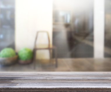 Masa üstü ve arka planın bulanık oturma odası