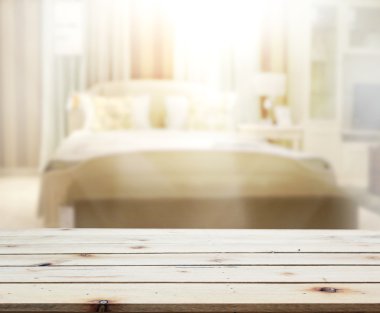 Masa üstü ve bulanıklık arka planda yatak odası