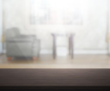 Masa üstü ve arka planın bulanık oturma odası