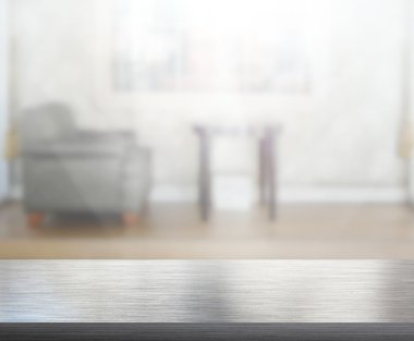 Masa üstü ve arka planın bulanık oturma odası