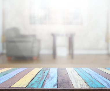 Masa üstü ve arka planın bulanık oturma odası