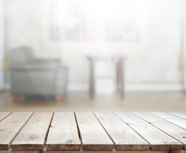 Masa üstü ve arka planın bulanık oturma odası