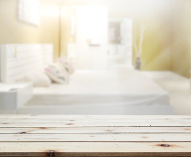 Masa üstü ve bulanıklık arka planda yatak odası