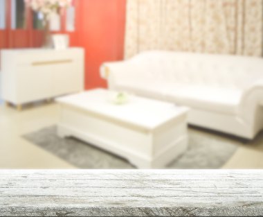 Masa üstü ve arka planın bulanık oturma odası