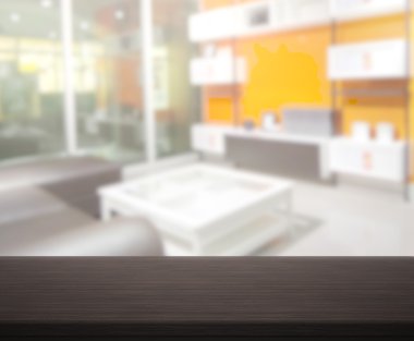 Masa üstü ve arka planın bulanık oturma odası