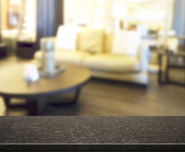 Masa üstü ve arka planın bulanık oturma odası