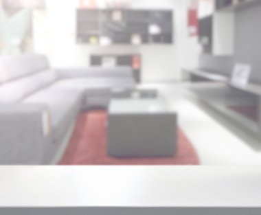 Masa üstü ve arka planın bulanık oturma odası