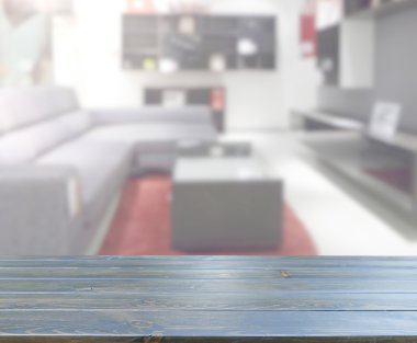 Masa üstü ve arka planın bulanık oturma odası