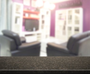 Masa üstü ve arka planın bulanık oturma odası