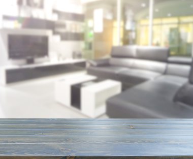 Masa üstü ve arka planın bulanık oturma odası