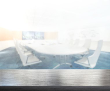 Arka planda Office ahşap masa