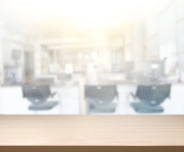 Arka planda Office ahşap masa