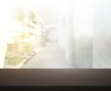 Arka planda Office ahşap masa