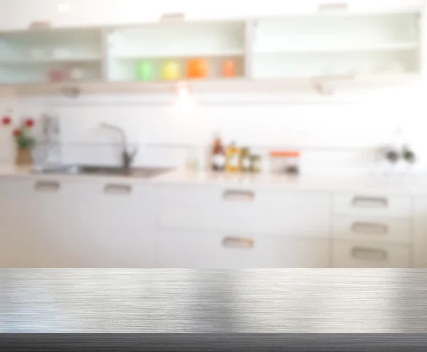 Piano d'appoggio e sala da cucina sfocata di sfondo — Foto Stock