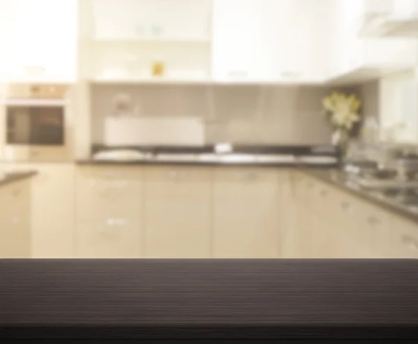 Plateau de table et salle de cuisine flou de fond — Photo