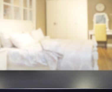 Masa üstü ve bulanıklık arka planda yatak odası