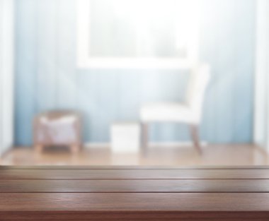 Masa üstü ve arka planın bulanık oturma odası