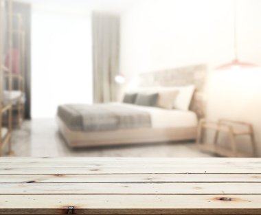 Masa üstü ve bulanıklık arka planda yatak odası