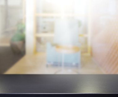 Masa üstü ve arka planın bulanık oturma odası