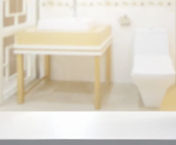 表顶部和模糊浴室的背景 — 图库照片