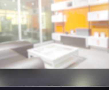 Masa üstü ve arka planın bulanık oturma odası