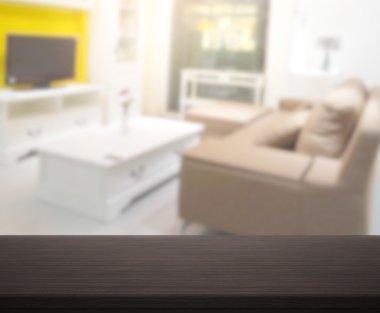 Masa üstü ve arka planın bulanık oturma odası