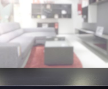 Masa üstü ve arka planın bulanık oturma odası