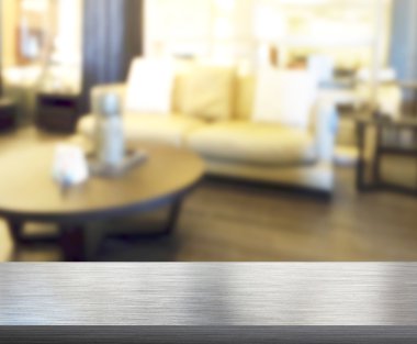 Masa üstü ve arka planın bulanık oturma odası