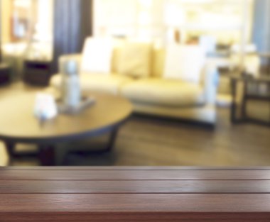 Masa üstü ve arka planın bulanık oturma odası