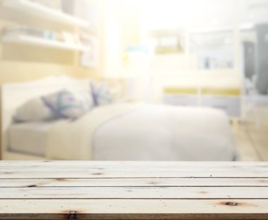 Masa üstü ve bulanıklık arka planda yatak odası