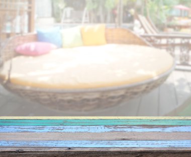 Masa üstü ve arka planın bulanık oturma odası