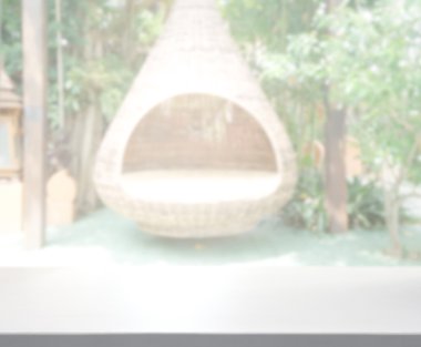 Masa üstü ve arka planın bulanık oturma odası