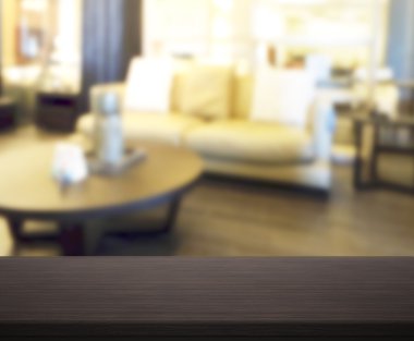 Masa üstü ve arka planın bulanık oturma odası