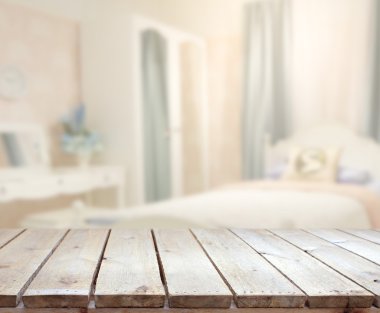 Masa üstü ve bulanıklık arka planda yatak odası