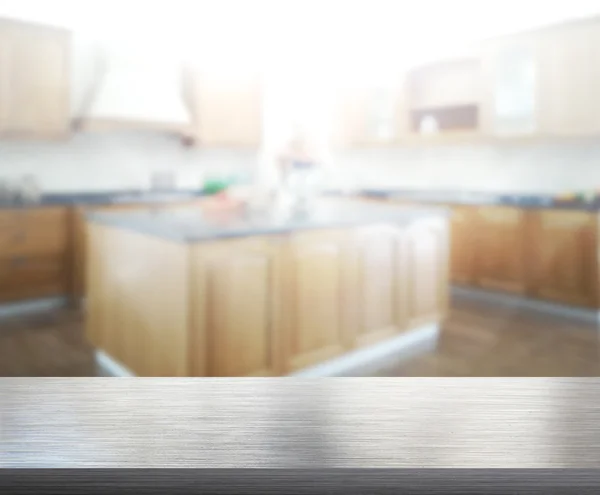 Plateau de table et salle de cuisine flou de fond — Photo