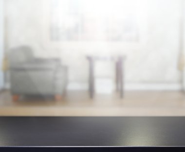 Masa üstü ve arka planın bulanık oturma odası