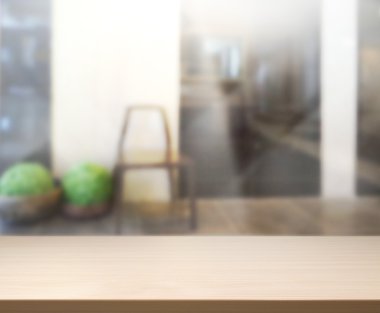 Masa üstü ve arka planın bulanık oturma odası