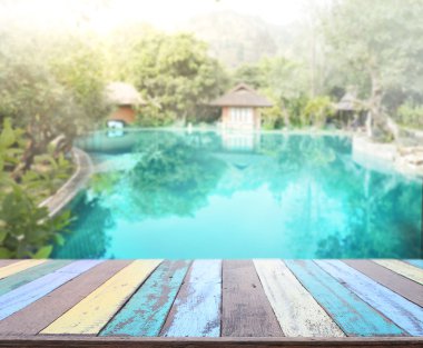 ahşap masa artalanını üst ve Havuzu