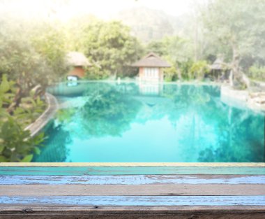 ahşap masa artalanını üst ve Havuzu