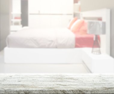 Masa üstü ve bulanıklık arka planda yatak odası