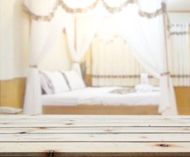 Masa üstü ve bulanıklık arka planda yatak odası