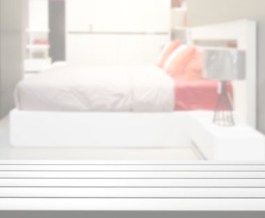 Masa üstü ve bulanıklık arka planda yatak odası