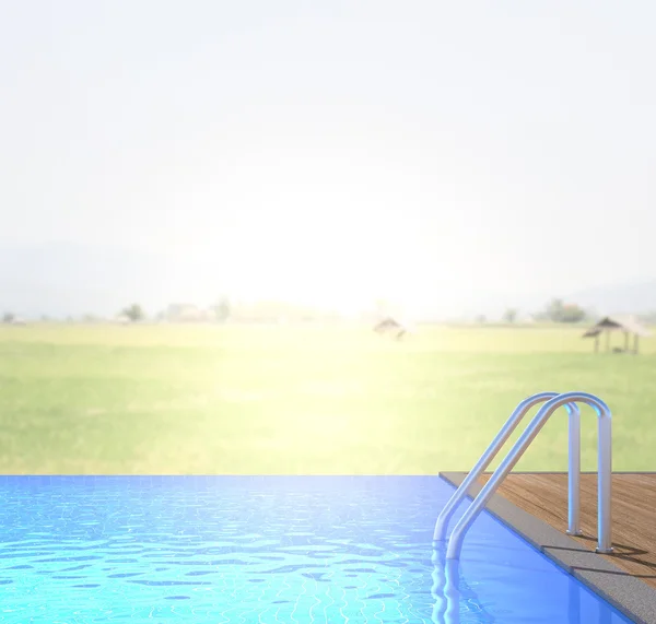 Плавательный бассейн и терраса на размытом природном фоне — стоковое фото